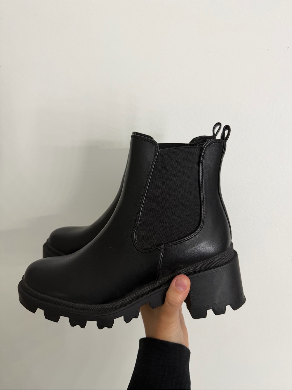 Lulus Black Chelsea Lug Sole Booties - Classic Women’s Ankle Boots size 8.5
